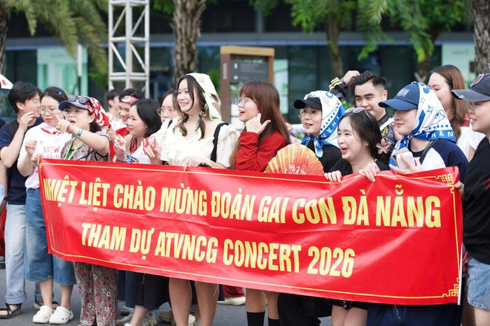  Nhóm người hâm mộ từ Đà Nẵng bay vào TP.HCM để tham gia concert. Đại diện nhóm cho biết cả nhóm đã lên ý tưởng in băng rôn để cùng check-in tại cổng chào của nơi tổ chức sự kiện. 