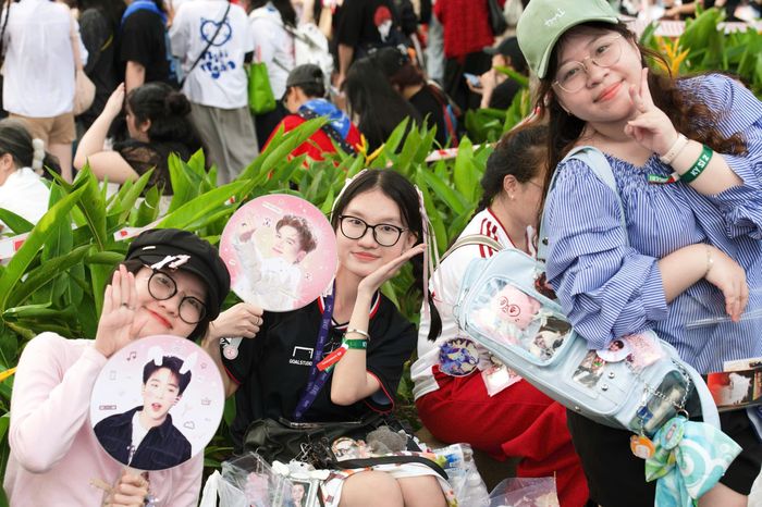  Từ sáng sớm cùng ngày, đông đảo khán giả đã có sẵn tại địa điểm diễn ra chương trình để chờ đợi các nghệ sĩ. Họ chuẩn bị quạt tay, đồ ăn, nước uống, sẵn sàng cho concert. 