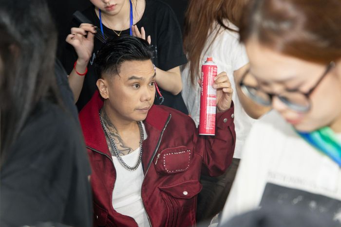  Những ngày qua, các nghệ sĩ tích cực chuẩn bị, tập luyện cho các concert. Trong ảnh, rapper Thái VG được đội ngũ trang điểm, làm tóc hoàn thiện vẻ ngoài. Tại chương trình Anh trai vượt ngàn chông gai, rapper cũng là một trong số các thành viên của Gia tộc anh tài toàn năng. 