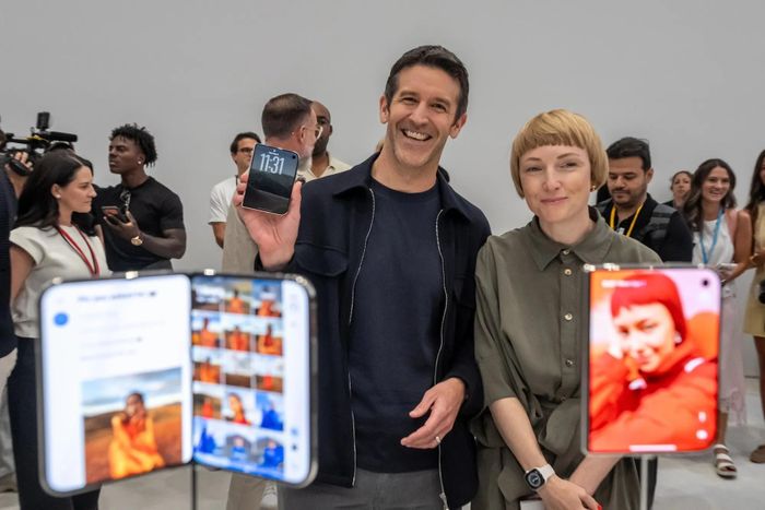  CEO Apple John Ternus và phụ trách thiết kế công nghiệp Molly Anderson. Ảnh: Bloomberg. 