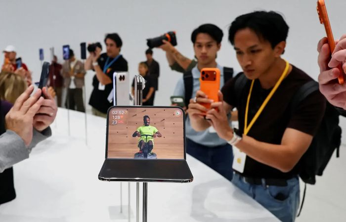  iPhone Duo tạo bước ngoặt thiết kế, nhưng nguồn cung không theo kịp nhu cầu. Ảnh: Reuters. 