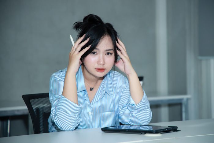 Theo các chuyên gia, tự lập không có nghĩa là phải tự giải quyết mọi chuyện. Ảnh minh họa: Pexels.