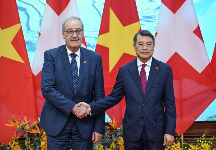  Thủ tướng Lê Minh Hưng nhấn mạnh Việt Nam luôn coi Thụy Sĩ là người bạn đồng hành tin cậy, đối tác quan trọng tại châu Âu; mong muốn tiếp tục tăng cường tin cậy chính trị, trao đổi đoàn, tiếp xúc cấp cao, phát huy hiệu quả các cơ chế hợp tác hiện có, sớm thiết lập cơ chế hợp tác liên Chính phủ trong lĩnh vực kinh tế, khoa học - công nghệ và đổi mới sáng tạo. Thủ tướng cho rằng chuyến thăm mở ra chương mới trong quan hệ hai nước, đặc biệt với việc ký kết Hiệp định Thương mại tự do Việt Nam - EFTA (VEFTA). Ảnh: Việt Linh. 