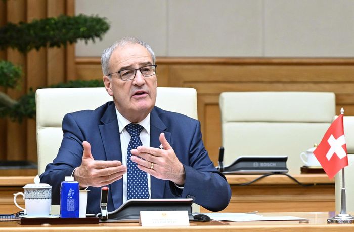  Tổng thống Guy Parmelin cảm ơn sự đón tiếp trọng thị của Chính phủ và nhân dân Việt Nam, bày tỏ vui mừng khi trở lại thăm Việt Nam, nhấn mạnh Thụy Sĩ là một trong những nước đầu tiên thiết lập quan hệ ngoại giao với Việt Nam và hình ảnh Việt Nam ngày càng tích cực tại Thụy Sĩ. Tổng thống đánh giá hai nước có nhiều điểm tương đồng trong việc đề cao hòa bình, hợp tác và chủ nghĩa đa phương, khẳng định Thụy Sĩ coi trọng quan hệ với Việt Nam, mong muốn thúc đẩy hợp tác thực chất, hiệu quả. Sự tham gia của đông đảo doanh nghiệp và nhà khoa học Thụy Sĩ trong đoàn thăm thể hiện kỳ vọng lớn vào tiềm năng hợp tác song phương. Ảnh: Việt Linh. 