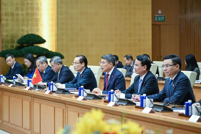  Đánh giá cao vai trò tích cực của Thụy Sĩ trong thúc đẩy ký kết Hiệp định, Thủ tướng đề nghị phối hợp để Hiệp định sớm có hiệu lực, tạo đột phá trong hợp tác thương mại, đầu tư, phấn đấu tăng gấp đôi kim ngạch thương mại song phương; khuyến khích doanh nghiệp, quỹ đầu tư Thụy Sĩ mở rộng đầu tư vào Việt Nam trong các lĩnh vực tài chính - ngân hàng, công nghiệp chế tạo, công nghệ sinh học, dược phẩm và đổi mới sáng tạo. Ảnh: Việt Linh. 