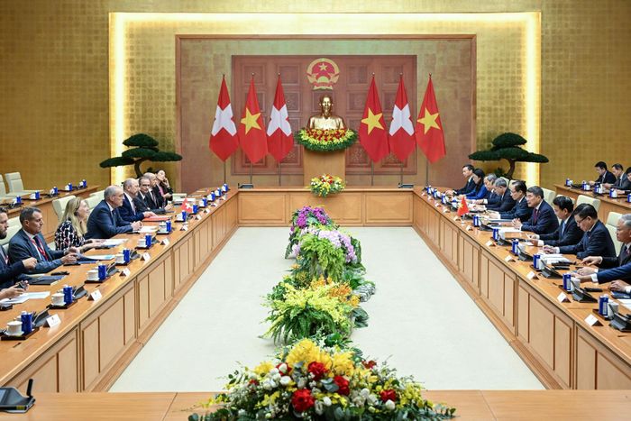  Trong cuộc hội kiến, hai nước nhất trí thúc đẩy quan hệ Đối tác toàn diện Việt Nam - Thụy Sĩ trên các kênh Đảng, Nhà nước, Quốc hội và giao lưu nhân dân, tận dụng hiệu quả VEFTA, mở rộng thương mại, đầu tư và kết nối doanh nghiệp; lấy khoa học - công nghệ, đổi mới sáng tạo, giáo dục - đào tạo và chuyển đổi xanh làm trọng tâm hợp tác. Hai nước cũng cam kết tăng cường hợp tác văn hóa, du lịch, lao động và phối hợp tại các diễn đàn đa phương, góp phần duy trì hòa bình, ổn định và phát triển. Ảnh: Việt Linh. 