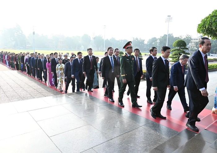 Sau khi vào Lăng viếng Chủ tịch Hồ Chí Minh, các đại biểu họp phiên trù bị và phiên khai mạc vào sáng 17.10