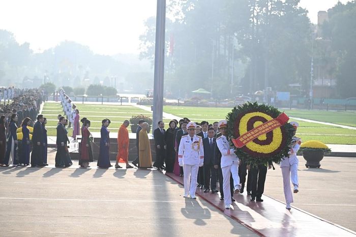 Vòng hoa của đoàn mang dòng chữ “Đời đời nhớ ơn Chủ tịch Hồ Chí Minh vĩ đại"