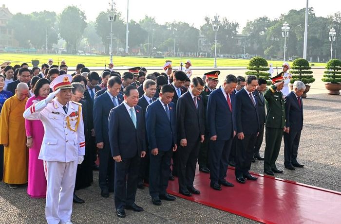 Tổng Bí thư, Chủ tịch nước Tô Lâm, Thủ tướng Chính phủ Lê Minh Hưng, Chủ tịch Quốc hội Trần Thanh Mẫn, Thường trực Ban Bí thư Trần Cẩm Tú cùng các đồng chí lãnh đạo Đảng, Nhà nước và các đại biểu Quốc hội đặt vòng hoa, vào Lăng viếng Chủ tịch Hồ Chí Minh