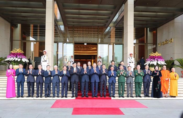 Tại kỳ họp, Quốc hội cũng xem xét, quyết định các vấn đề kinh tế - xã hội, ngân sách nhà nước, giám sát và các vấn đề quan trọng thuộc thẩm quyền