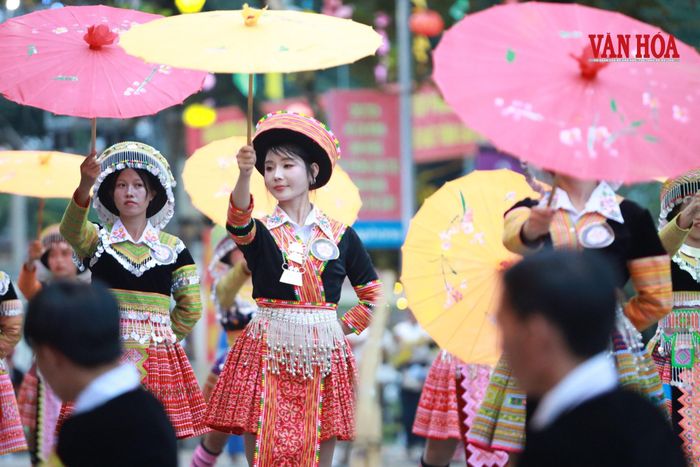 Tiếng khèn, sắc phục truyền thống của người Mông, những chiếc quạt trong điệu múa Thái, âm vang cồng chiêng của người Mường cùng làn điệu then, tiếng đàn tính của người Tày hòa quyện tạo nên bức tranh văn hóa đa dạng, giàu bản sắc của vùng Tây Bắc