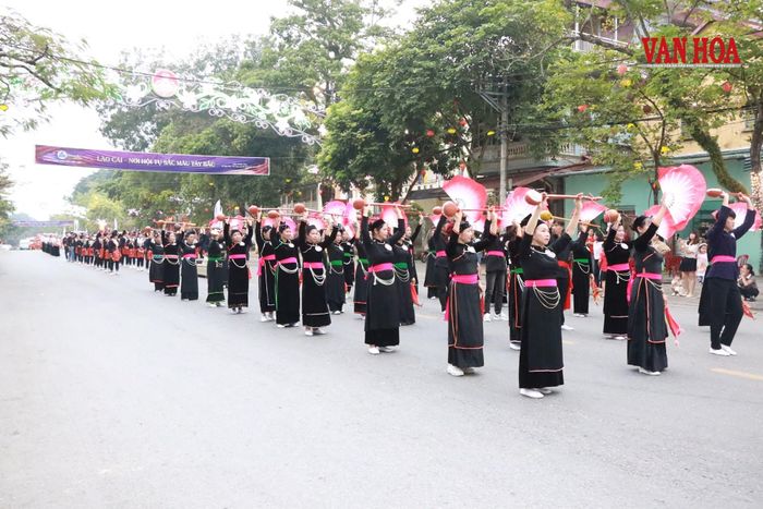 Sắc màu Tây Bắc được tái hiện qua các hoạt động trình diễn đường phố với 8 khối dân tộc, quy tụ 400 nghệ nhân và người dân