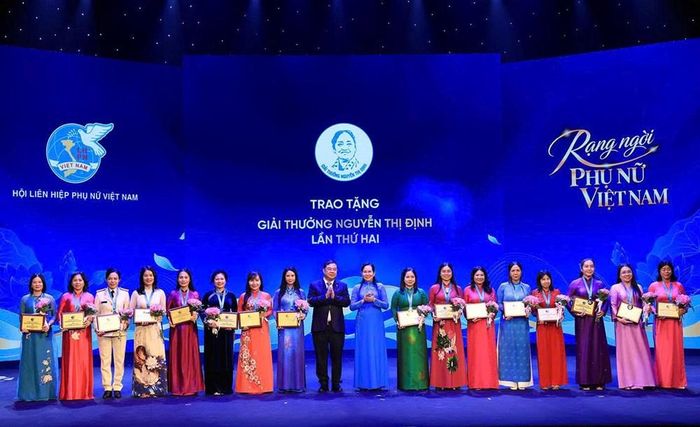 Phó Thủ tướng Thường trực Chính phủ Phạm Gia Túc và Chủ tịch Hội LHPN Việt Nam Lê Thị Thuỷ trao tặng Giải thưởng Nguyễn Thị Định lần thứ II
