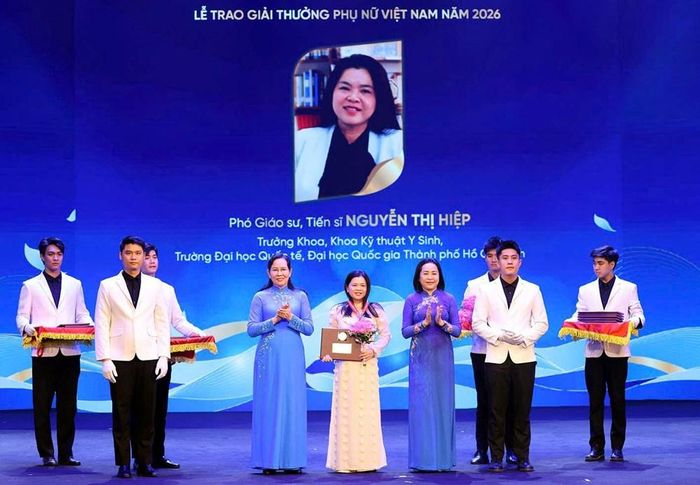 Phó Chủ tịch Quốc hội Nguyễn Thị Thanh và Chủ tịch Hội LHPN Việt Nam trao Giải thưởng Phụ nữ Việt Nam