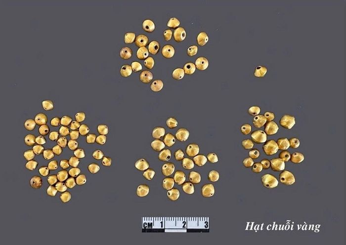 Hiện vật trang sức vàng và mã não hình động vật được phát hiện tại khu mộ táng Lai Nghi. Nguồn ảnh: BT