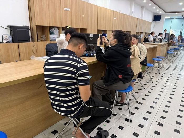 Người dân thực hiện thủ tục công chứng tại một văn phòng công chứng