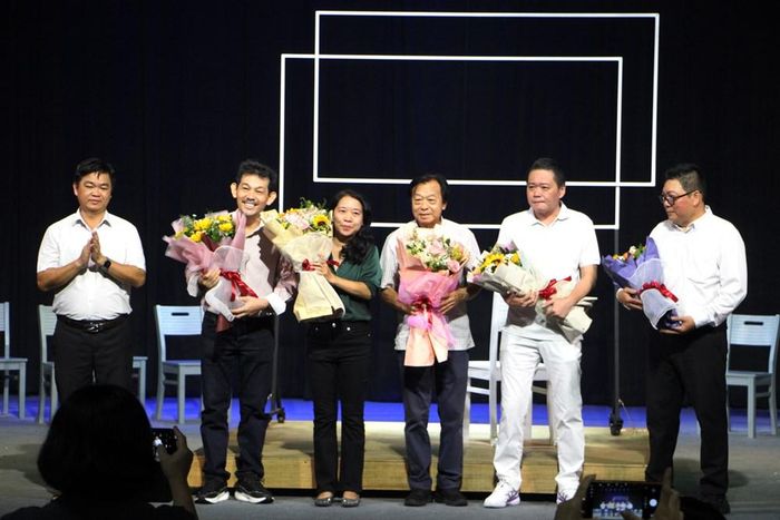 Phó Trưởng ban Thường trực Ban Tuyên giáo Thành ủy TP.HCM Nguyễn Văn Minh tặng hoa đến các nghệ sĩ trong ê kíp sáng tạo vở diễn