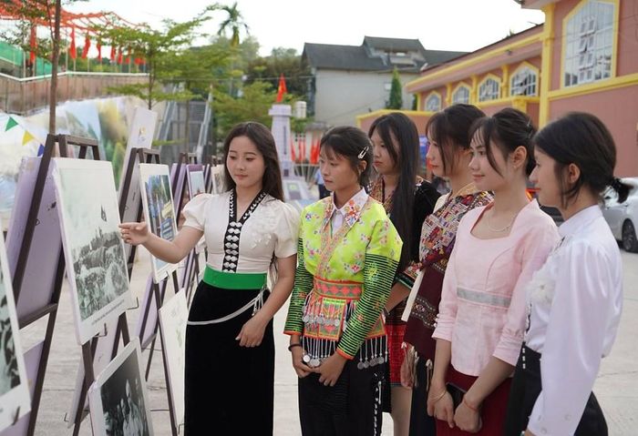 Các em học sinh tìm hiểu về Chiến thắng Điện Biên Phủ tại triển lãm