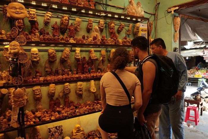 Các tác phẩm điêu khắc độc đáo thu hút sự chú ý của du khách quốc tế, đưa câu chuyện văn hóa Việt đến gần hơn với bạn bè thế giới