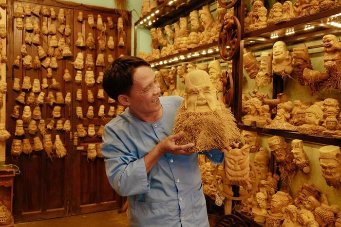 Nghệ nhân Huỳnh Phương Đỏ rạng rỡ bên một tác phẩm hoàn thiện, chứng minh sức sống mới từ những gốc tre tưởng như bỏ đi