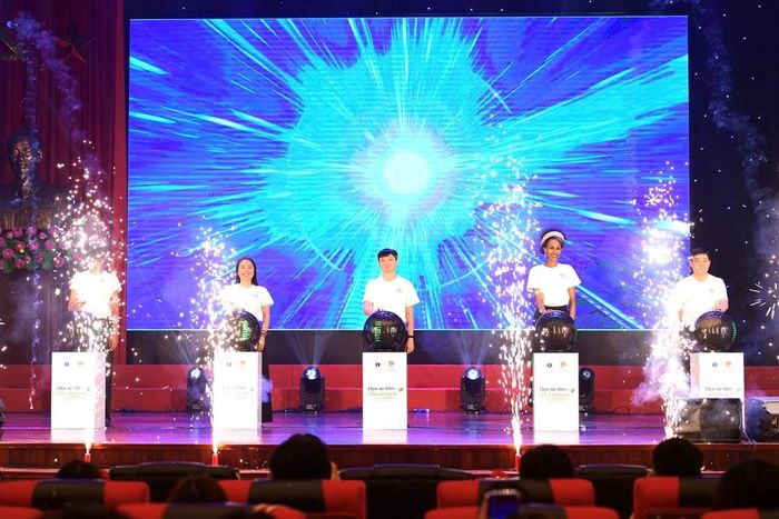 Nghi thức phát động trên sân khấu