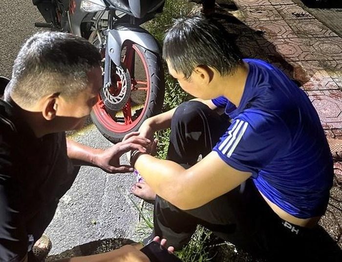 Sau khi kịp thời ứng cứu và đưa thanh niên lên bờ, cán bộ Tổ tuần tra 785 Công an TP. Huế hỏi han, động viên nạn nhân. Ảnh: N.Nhung