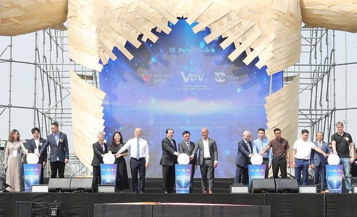 Các đại biểu thực hiện nghi thức khai mạc triển lãm