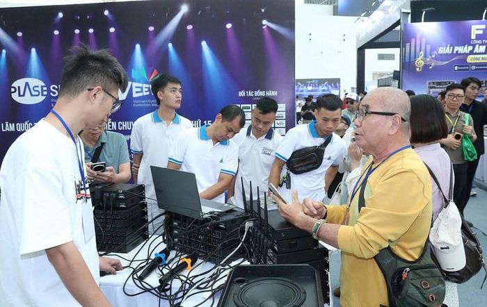 Các gian hàng giới thiệu về âm thanh, ánh sáng tại triển lãm thu hút đông đảo đại biểu, người dân tham quan tìm hiểu