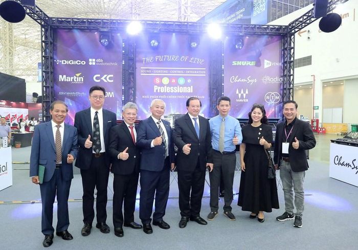 Các đại biểu tham quan triển lãm