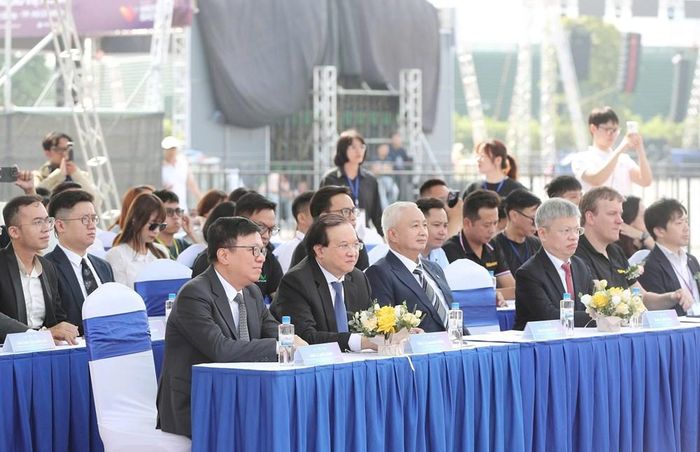 Ủy viên Trung ương Đảng, Tổng Biên tập Báo Nhân Dân, Phó Trưởng Ban Tuyên giáo Trung ương, Chủ tịch Hội Nhà báo Việt Nam Lê Quốc Minh cùng các đại biểu tham dự triển lãm