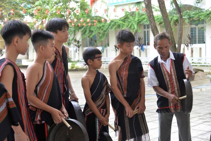 Một nghề truyền thống có người tiếp nối. Một lễ hội giữ được hồn cốt giữa cuộc sống hôm nay. Đó là những cách di sản văn hoá phi vật thể tiếp tục sống, gắn kết cộng đồng và bồi đắp tâm hồn Việt Nam. Ảnh: Huy An - Ngọc Hoà