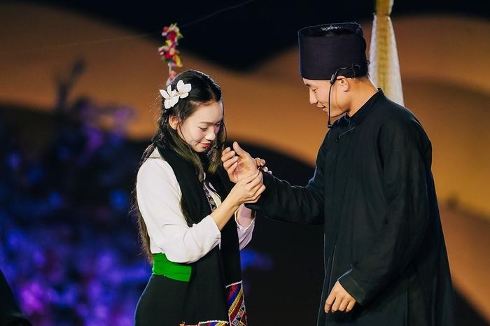 Chương trình đẩy mạnh yếu tố nhạc vũ kịch với hệ thống nhân vật xuyên suốt, diễn biến rõ ràng và cao trào