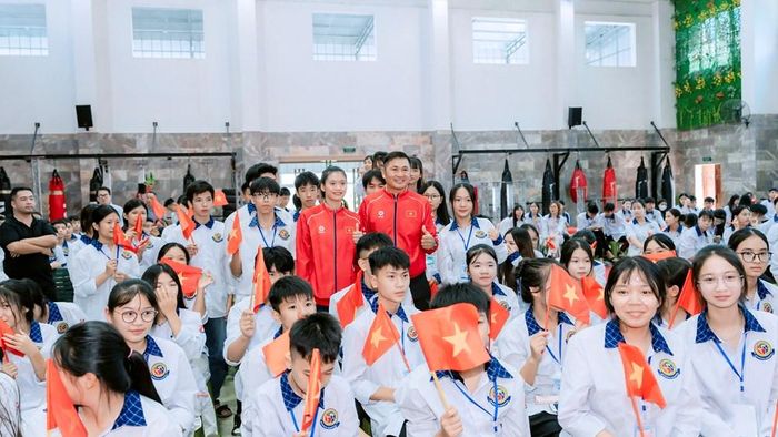 Võ sĩ Nguyễn Thị Tâm chụp ảnh, giao lưu với các em học sinh
