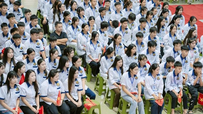 Các em học sinh đã có thêm nhiều bài học bổ ích từ buổi giao lưu với nhà á quân ASIAD Nguyễn Thị Tâm