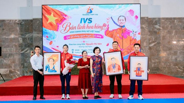 Nguyễn Thị Tâm và các thầy nhận món quà đặc biệt là những bức tranh do học sinh nhà trường vẽ tặng