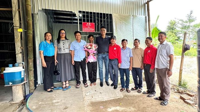 Lãnh đạo xã Ô Lâm và nhà tài trợ thăm người dân có hoàn cảnh khó khăn