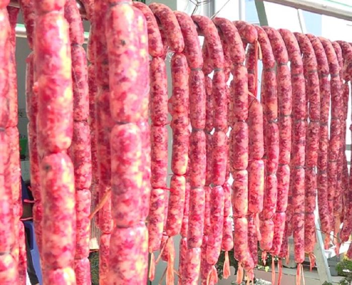 Sản phẩm lạp xưởng bò tung lò mò, đặc sản nổi tiếng của xã Châu Phong, tỉnh An Giang