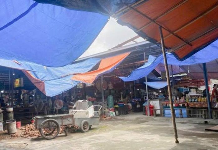 Tại chợ Ga Vinh có chỗ bị sập luôn cả hệ thống khung thép, các tiểu thương phải dùng bạt để che chắn mưa nắng