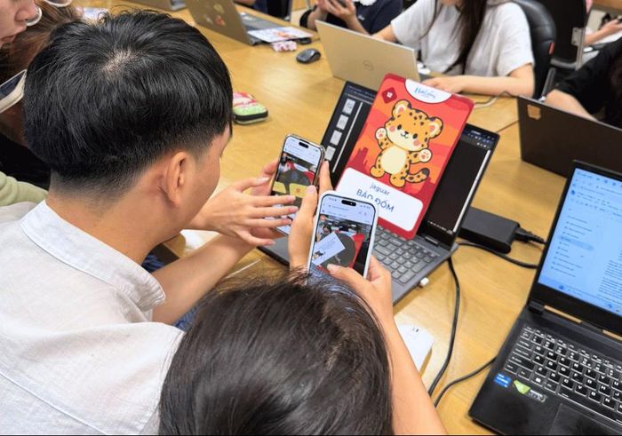 Sinh viên trải nghiệm tương tác giữa thẻ bài vật lý HoloLearn
