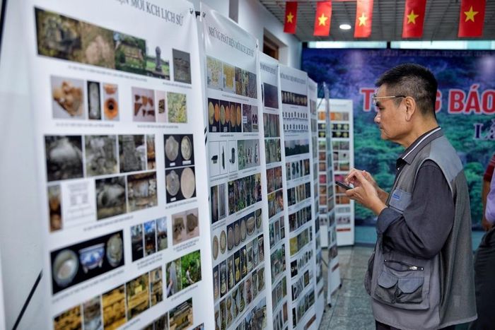 Đại biểu tìm hiểu về những phát hiện và kết quả nghiên cứu tại Hội thảo. Ảnh: Phạm Tuấn Anh - TTXVN