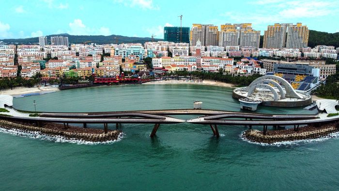Cầu Hôn Phú Quốc tạo điểm nhấn giữa không gian biển đảo và quần thể đô thị, du lịch ở phía Nam Phú Quốc. Ảnh: Huy Hùng – TTXVN