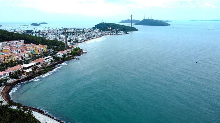 Thị trấn Hoàng Hôn và tuyến cáp treo vượt biển 3 giây lớn nhất thế giới từ An Thới ra đảo Hòn Thơm. Ảnh: TTXVN