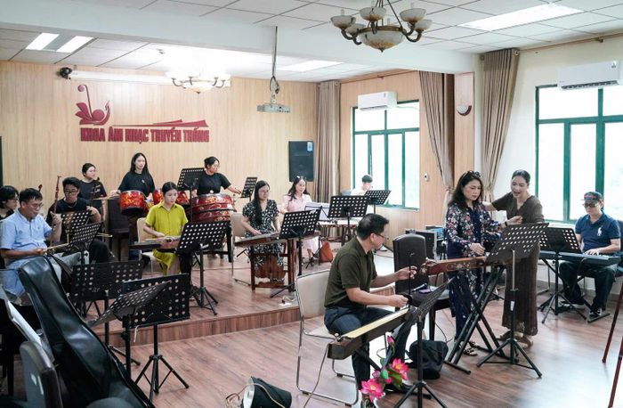 Với đặc thù của âm nhạc truyền thống, người thầy không chỉ truyền đạt kiến thức mà còn truyền lại những kinh nghiệm, sắc thái biểu cảm và tinh thần của từng loại hình nghệ thuật. Ảnh: Hoà Nguyễn
