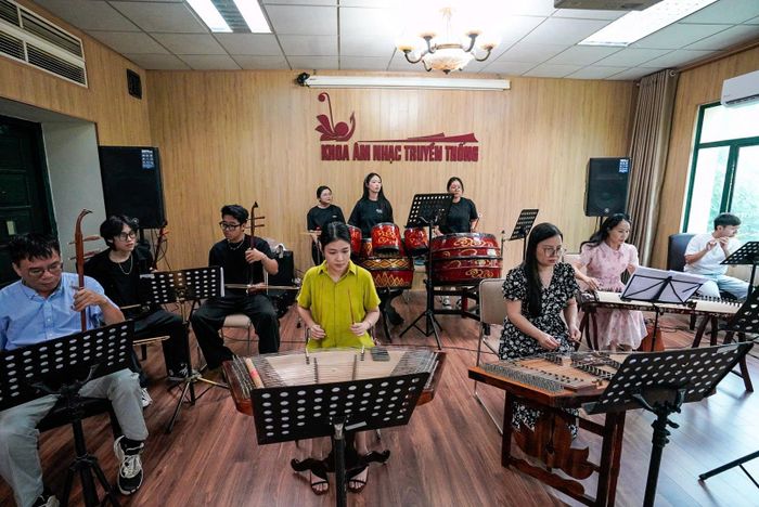 ThS Lê Thị Ngọc Hà cùng các giảng viên, sinh viên Khoa Âm nhạc Truyền thống. Ảnh: Hoà Nguyễn