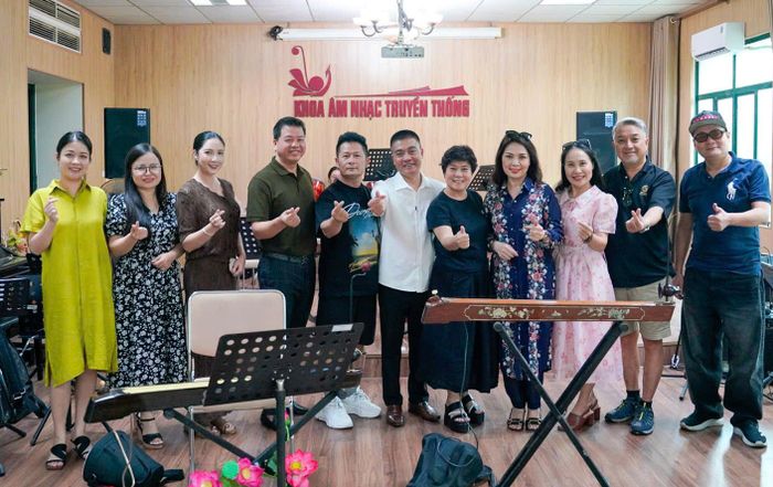 Với ca sĩ Bằng Kiều, đó không đơn thuần là một cuộc trở về, mà còn là dịp để kết nối với những giá trị đã góp phần nuôi dưỡng tâm hồn và định hình con đường nghệ thuật của mình. Ảnh: Hoà Nguyễn