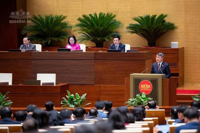 Thủ tướng Chính phủ Lê Minh Hưng trình bày Báo cáo về tình hình thực hiện Kế hoạch phát triển kinh tế - xã hội năm 2026 và dự kiến kế hoạch phát triển kinh tế - xã hội năm 2027 sáng 17/10. Ảnh: Quốc hội
