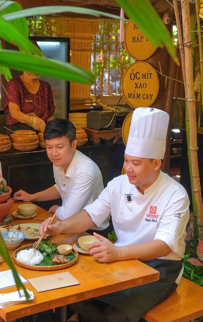 Bếp trưởng Nguyễn Văn Khoa đồng hành cùng chương trình, giới thiệu những món ngon của nhà hàng