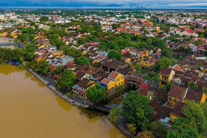 Chùa Cầu, những mái ngói, nếp nhà và cấu trúc đô thị từng được nhìn nhận như một “đống vàng” di sản hôm nay trở thành nền tảng tạo nên sức hút đặc biệt của du lịch phố cổ Hội An. Ảnh: Phạm Tuấn Anh - TTXVN