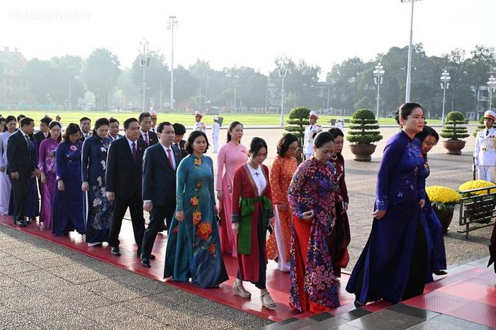 Các đại biểu Quốc hội vào Lăng viếng Chủ tịch Hồ Chí Minh - Ảnh: chinhphu.vn/Nhật Bắc