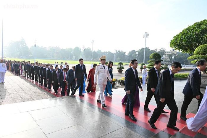 Các đại biểu Quốc hội vào Lăng viếng Chủ tịch Hồ Chí Minh - Ảnh: chinhphu.vn/Nhật Bắc